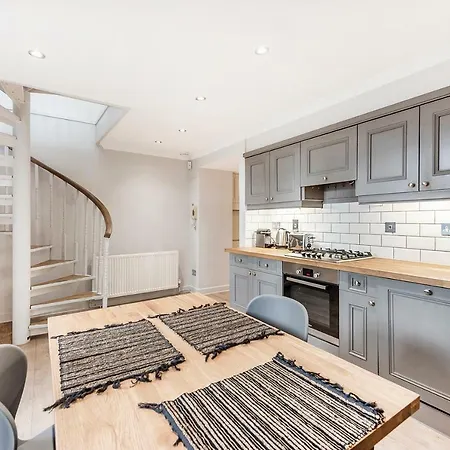 Stylish 2 Bedroom Flat In Knightsbridge *
