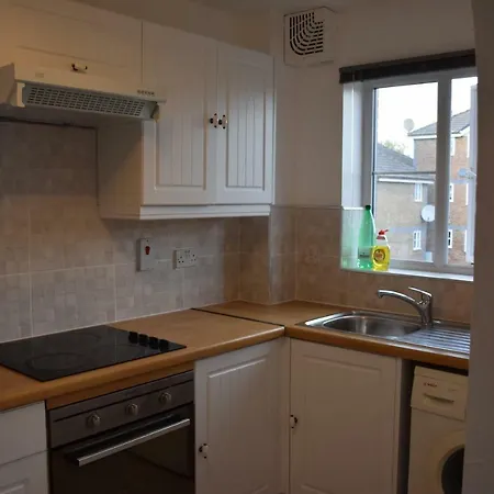 1 Bedroom Ponders End * לונדון