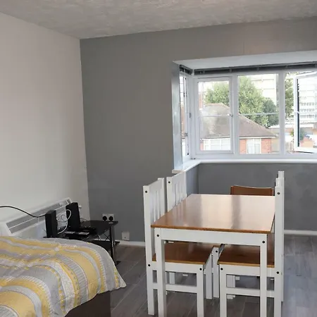 דירה 1 Bedroom Ponders End