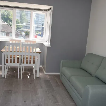 דירה 1 Bedroom Ponders End *