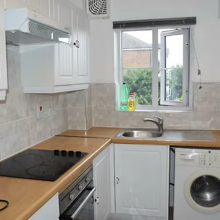 1 Bedroom Ponders End דירה *