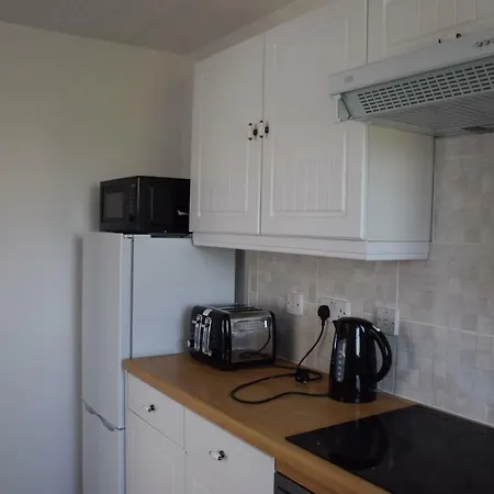 1 Bedroom Ponders End דירה