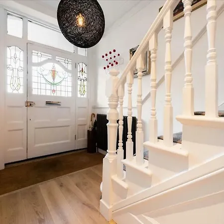 Holiday home Gorgeous, 4 Bed Victorian House In Dollis Hill *