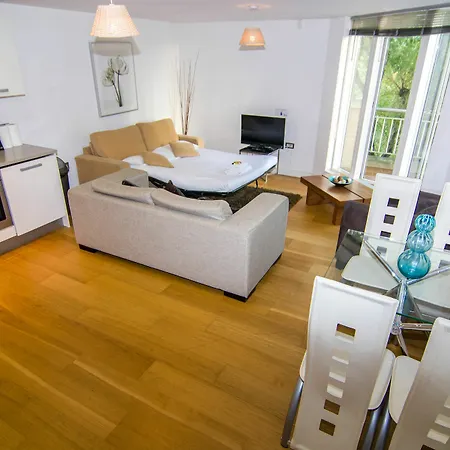 Wharf - Water Gardens Apartment London