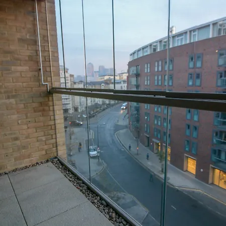 Wharf - Water Gardens Apartment London