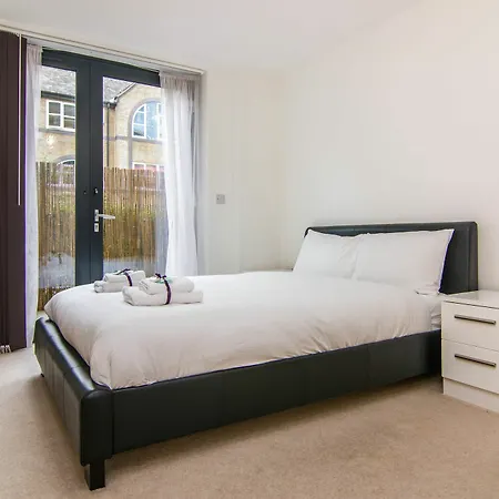 Wharf - Water Gardens Apartment London