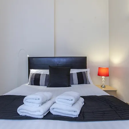 Club Living - Barbican Apartment