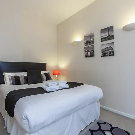 Club Living - Barbican Apartment *
