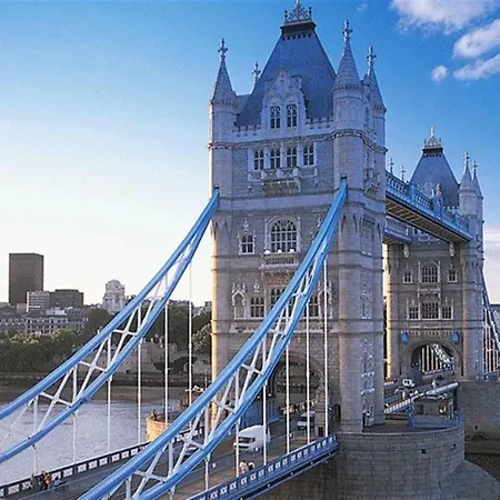 Donatello Tower Bridge Guest house 3*