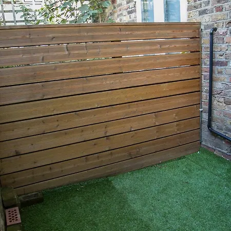 아파트 Modern Basement Flat With Garden 런던