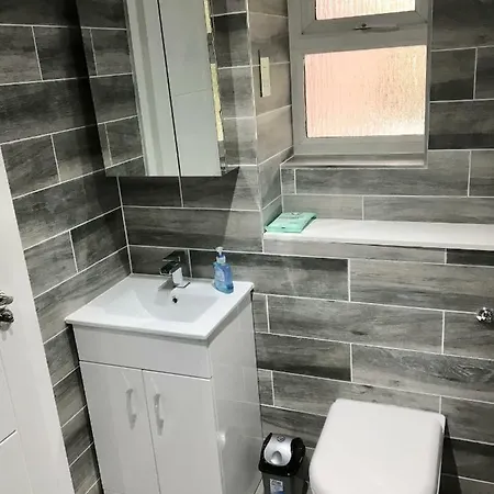 Perfect Modern Base Near All Attractions דירה לונדון