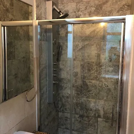 Chic And Comfortable Flat In London, Wimbledon شقة