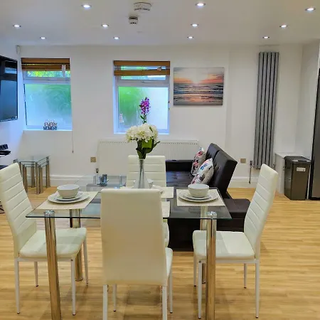 Spacious 2-bed In Kingston Near Richmond Park Apartament