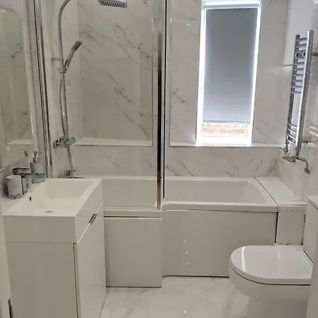 Spacious 2-bed In Kingston Near Richmond Park