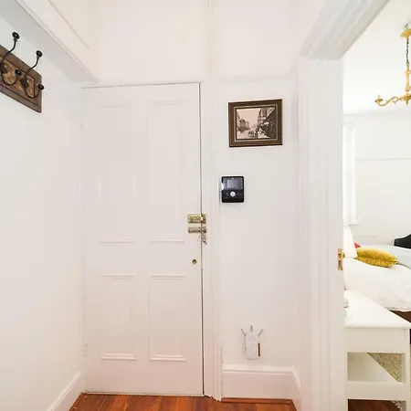 Apartment - Great Location