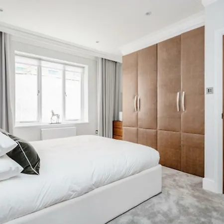Mayfair Mews Apartment *