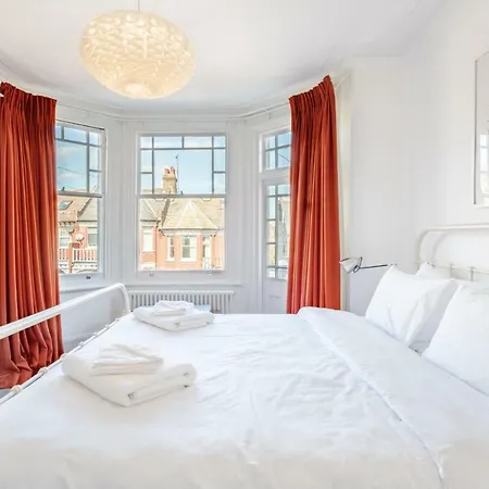 Holiday home Gorgeous, 4 Bed Victorian House In Dollis Hill *