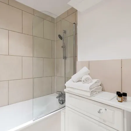 One Bed Serviced Near Millenium Bridge