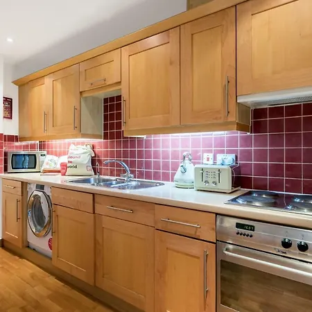 One Bed Serviced Near Millenium Bridge *