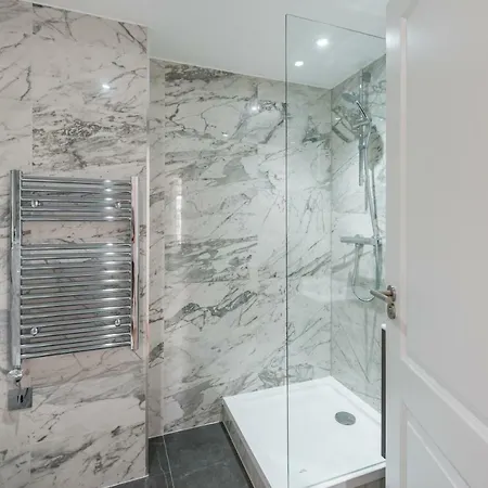The Carlyle - Stunning Serviced Appartement