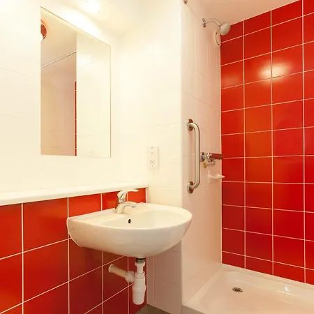 Travelodge Kingston Upon Thames Hotel 3*