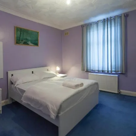 Guest house Adam Short