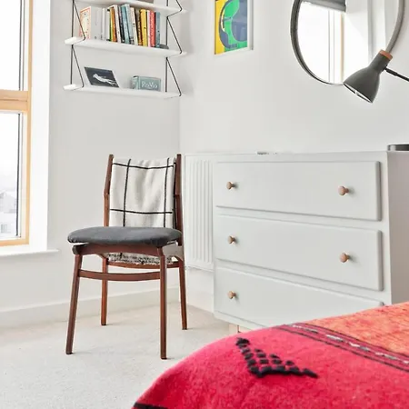 Apartment Stunning 2-bed Flat W/balcony In Dalston London