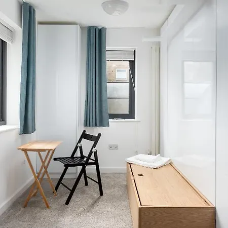 Queen's Drive Aparthotel