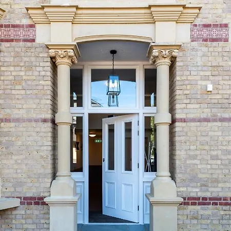 Queen's Drive Aparthotel 3*