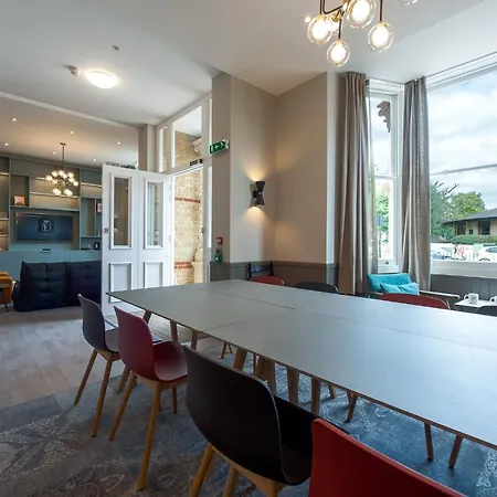 Queen's Drive Aparthotel 3*