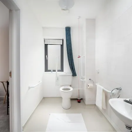 Queen's Drive Aparthotel 3*