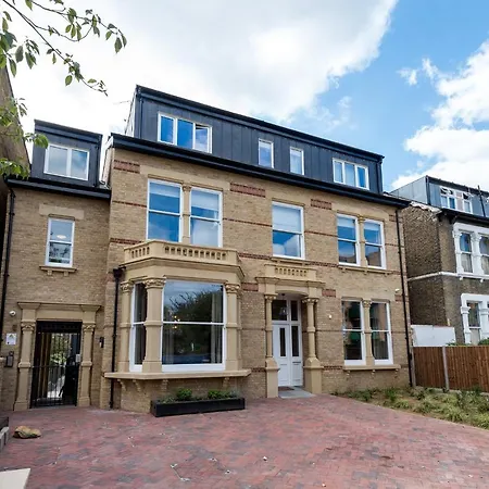 Aparthotel Queen's Drive 3*