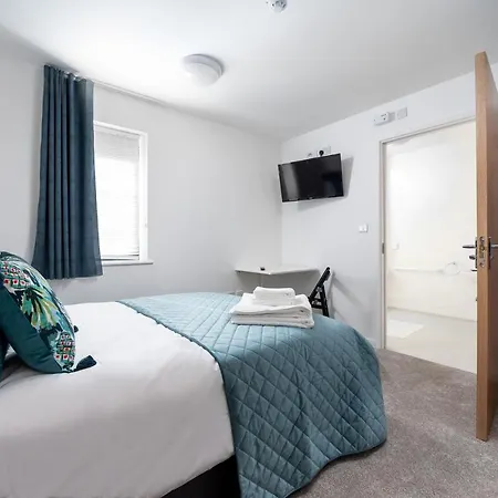 Queen's Drive Aparthotel
