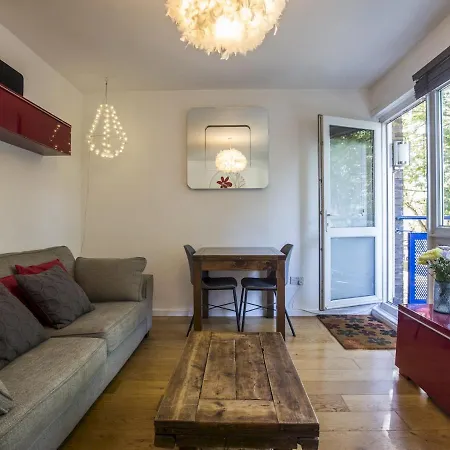 Spacious Flat In South With Balcony - Pass The Keys