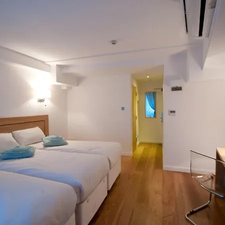 Ambassadors Hotel 3*