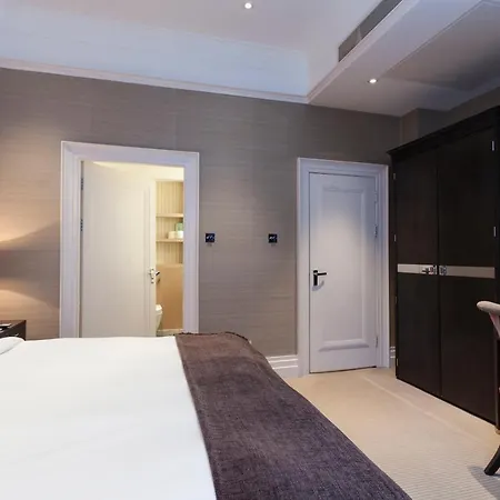 The Capital Hotel, & Townhouse מלון