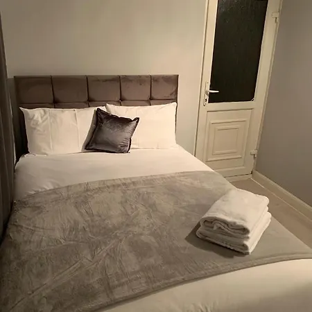 Holland Rd Service Studio Aparthotel *