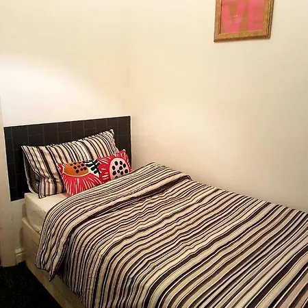 Bed & Breakfast Budget House In Gants Hill 2*