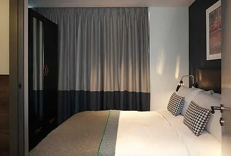 South Point 4* London