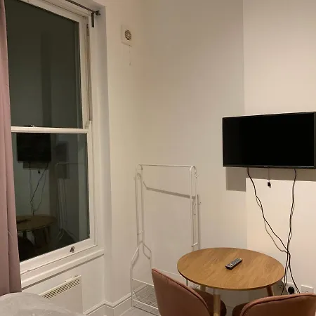 Holland Rd Service Studio Aparthotel *