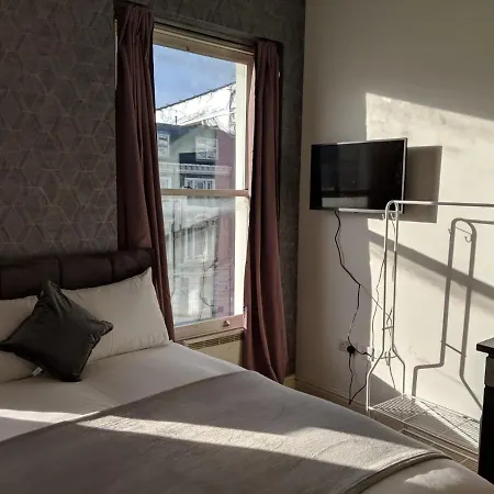 Holland Rd Service Studio Aparthotel *