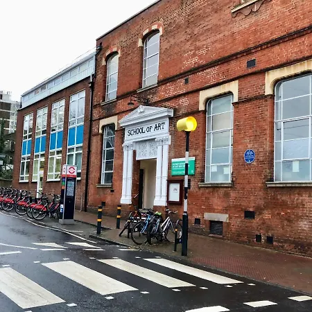 Apartment 5 Mins Putney Tube Station *