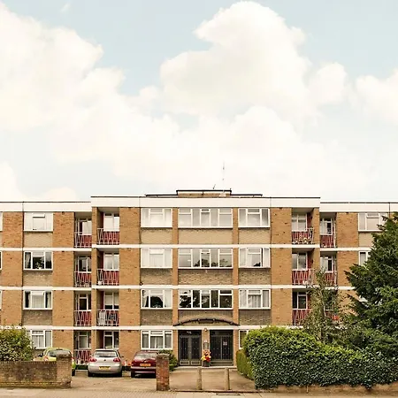 5 Mins Putney Tube Station Apartment