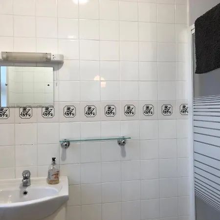 Cross Bed & Breakfast Purley