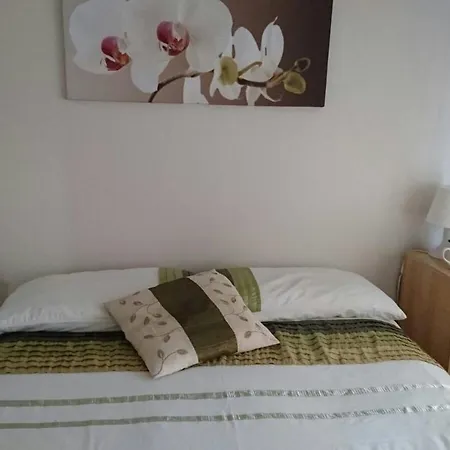 Apple House Heathrow Airport Guest house 3*