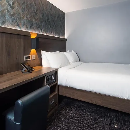 Brit Elephant Castle Hotel 3*