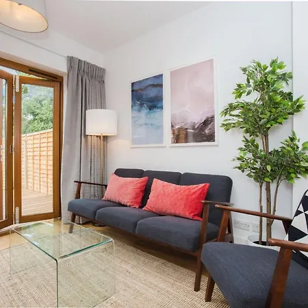 Stylish & Modern 3 Bed Flat In Nw With Garden