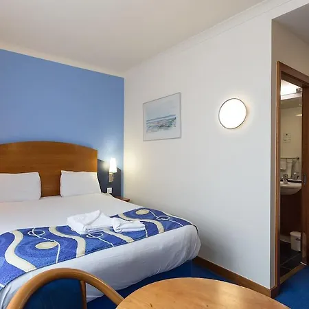 - Wembley International Hotel 3*
