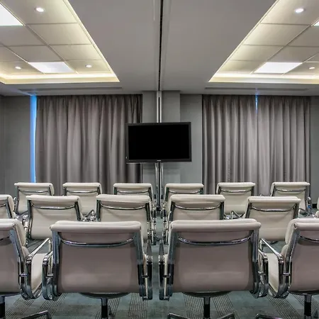 Crowne Plaza Battersea 4*