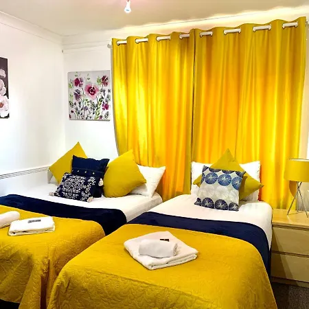 Spacious Excel 2 Bedrooms, Separate Reception, Kitchen, Full דירה לונדון